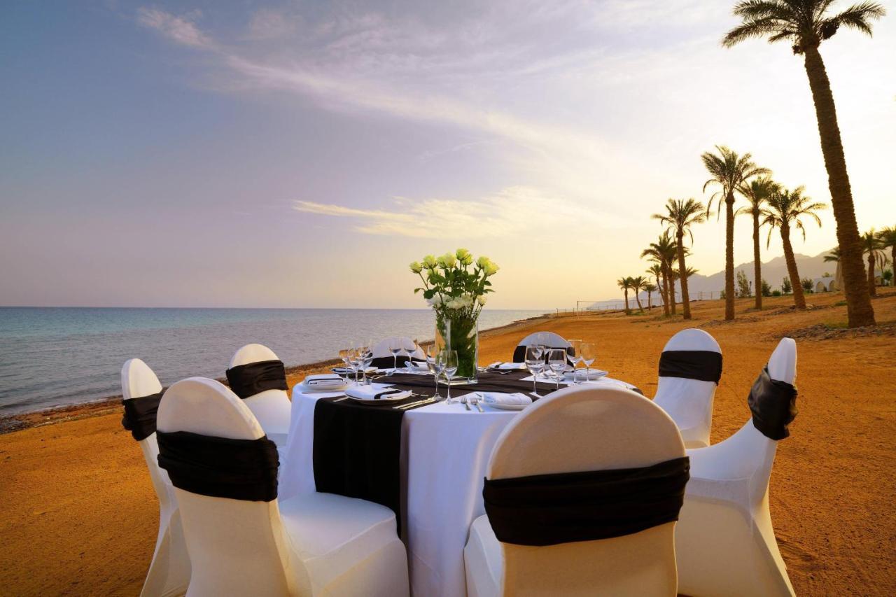 Retac Qunay Dahab Resort & Spa Luaran gambar Beachfront dining at the Hilton Sharm El Sheikh Resort