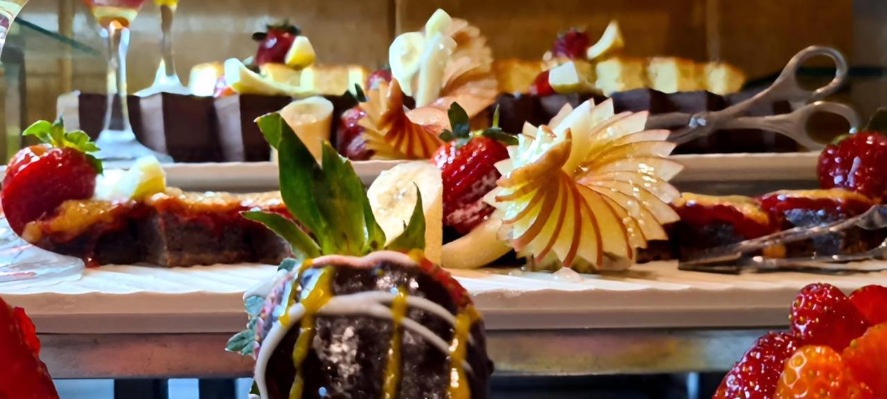 Retac Qunay Dahab Resort & Spa Luaran gambar A chocolate cake