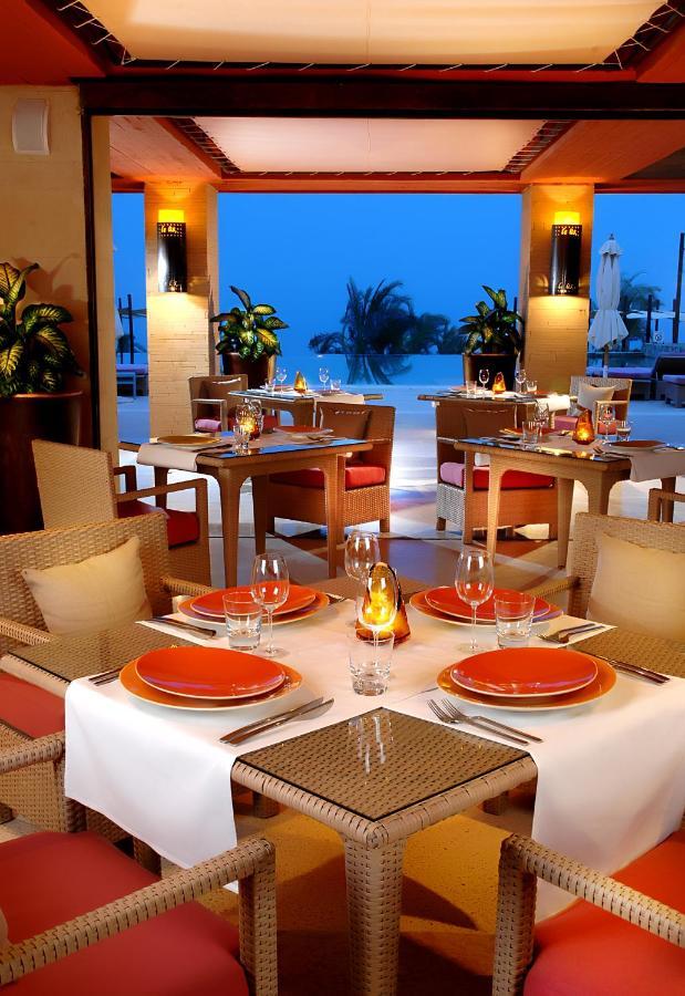 Retac Qunay Dahab Resort & Spa Luaran gambar A restaurant at the Atlantis Paradise Island resort