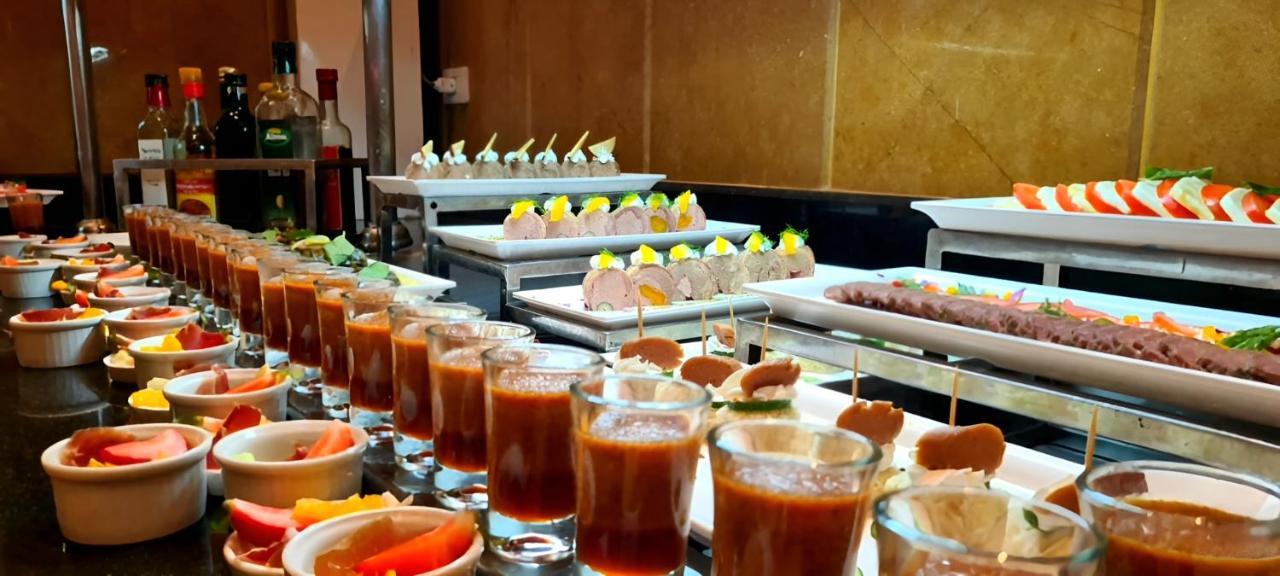 Retac Qunay Dahab Resort & Spa Luaran gambar A buffet at a hotel