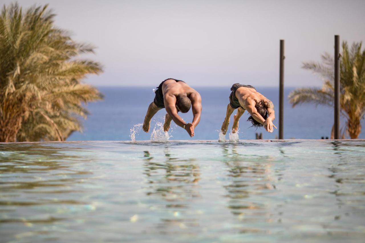 Retac Qunay Dahab Resort & Spa Luaran gambar Two men diving into a pool